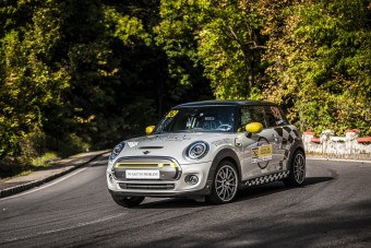 Hegyi felfutón indultak az elektromos MINI-vel