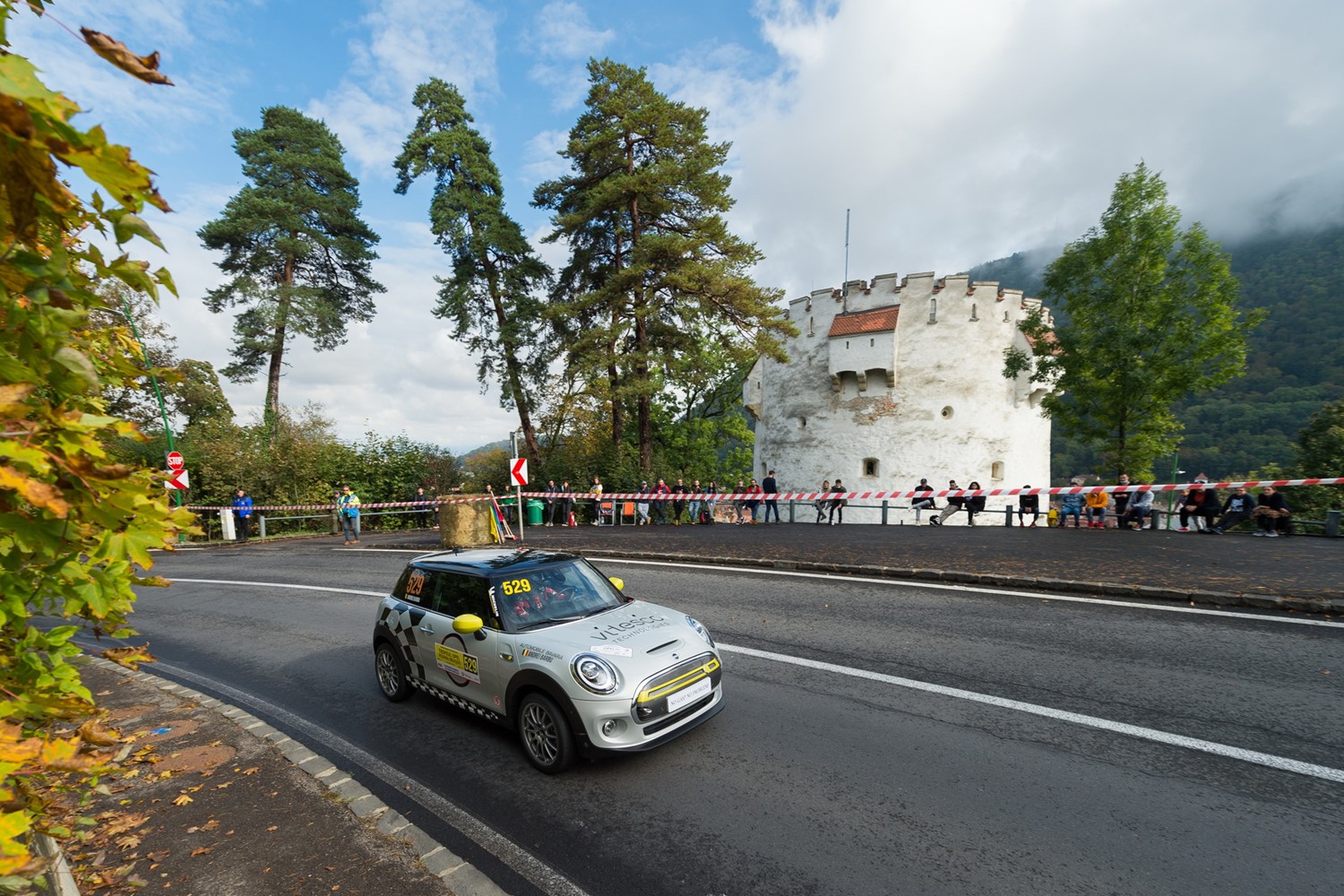 Hegyi felfutón indultak az elektromos MINI-vel 9