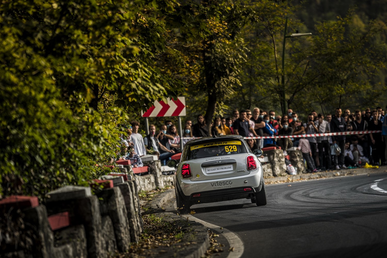 Hegyi felfutón indultak az elektromos MINI-vel 2