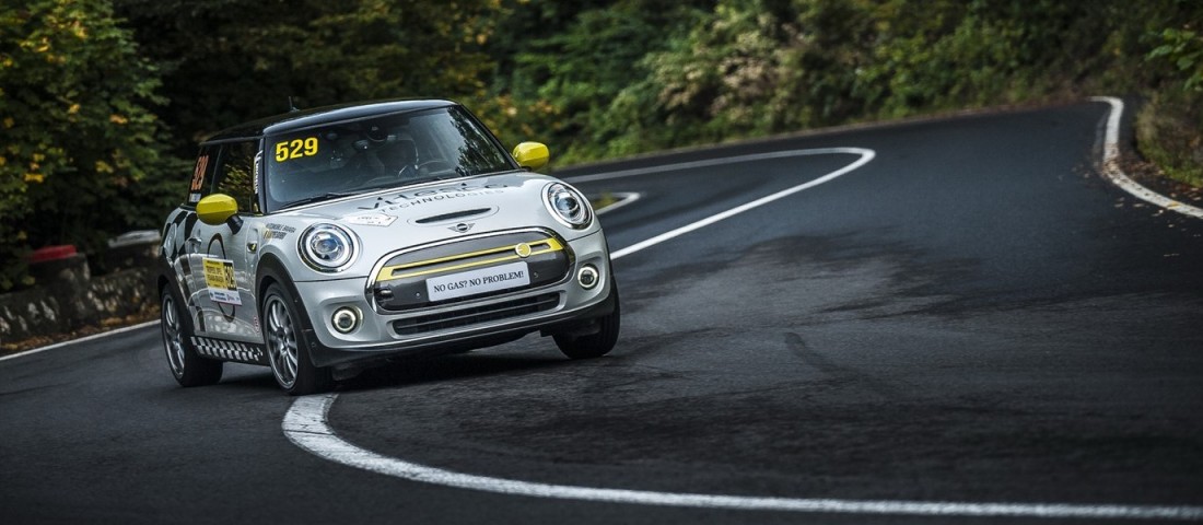 Hegyi felfutón indultak az elektromos MINI-vel