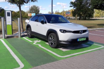 Itt a vége, fizetősek lesznek a Lidl e-autó-töltői