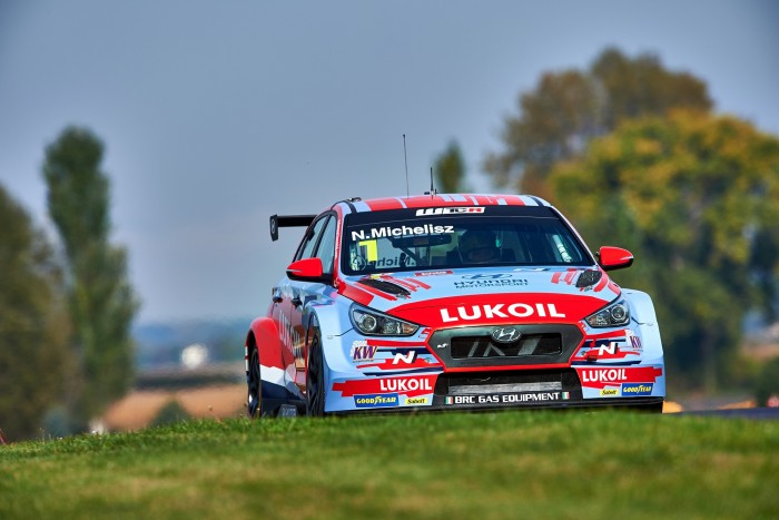 Michelisz remekelt, Tassi autót tört a Slovakiaringen