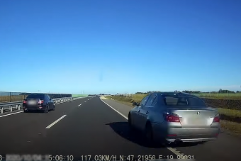 Dermesztő száguldást mutatott be két autós az M4-esen