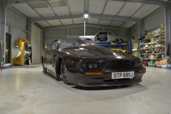 Legálisan közlekedhet utcán ez a 2800 lóerős Aston Martin