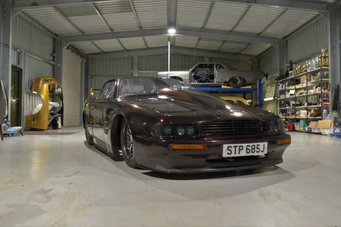 Legálisan közlekedhet utcán ez a 2800 lóerős Aston Martin