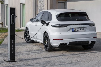 Tovább tiszta a Porsche nagy terepjárója