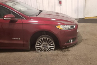 Parkoló állásban vontatták ezt a Fordot, az eredménytől a szerelő is ledöbbent