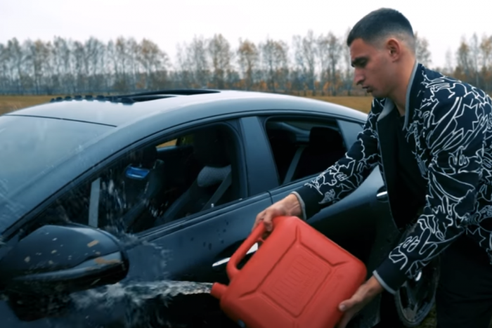 Idegesítette a magas szervizigény, ezért porig égette 50 milliós Mercedesét