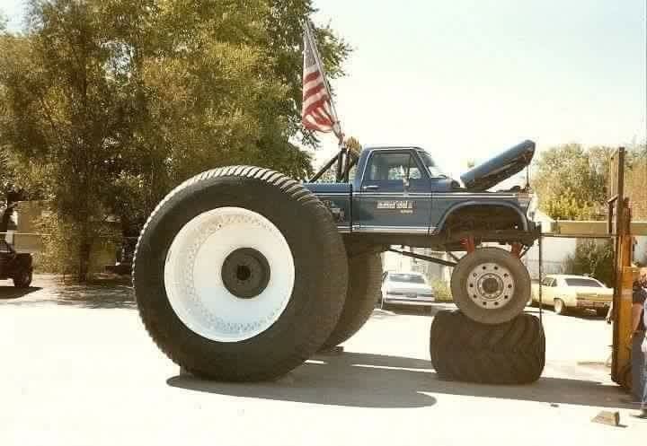 Egy kerékcsere mutatja igazán, mennyire hatalmas gumikon gurul a Bigfoot 1