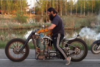 Valódi gőzmotort barkácsolt magának egy őrült orosz