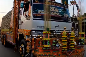 Megláttuk ennek a pakisztáni kamionnak a belterét, és leesett az állunk