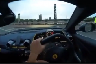 Ezért nem szabad kikapcsolni a menetstabilizálót egy 800 lóerős Ferrariban