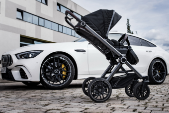 Gondol a családosokra a Mercedes, itt az első hivatalos AMG-babakocsi