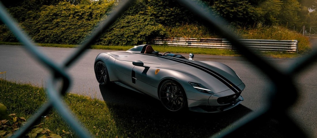 300 felett hasít a Novitec tető és szélvédő nélküli Ferrarija