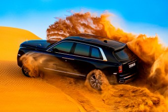 Nézz gyönyörű videót arról, ahogy a Rolls Royce SUV nyakig gázol a homokban