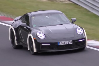 Szélesítésekkel szerelt, emelt 911-es száguldozik a Nürburgringen