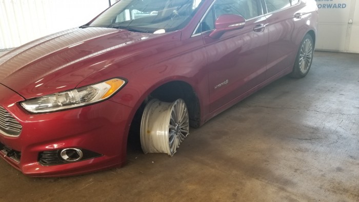 Parkoló állásban vontatták ezt a Fordot, az eredménytől a szerelő is ledöbbent 2