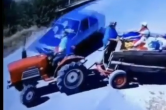 Kettészakadt a traktor, mégis szerencsésnek mondhatja magát ez a társaság