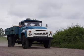 Lenyűgözte a fiatal videósokat a nyers, öreg orosz technika, a ZIL-130