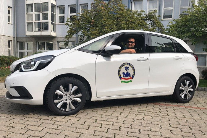 Új autót kaptak a magyar motoros mentők