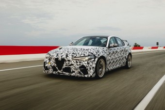 Nézd, ahogy Räikkönen finomhangolja az Alfa utcai versenyautóját