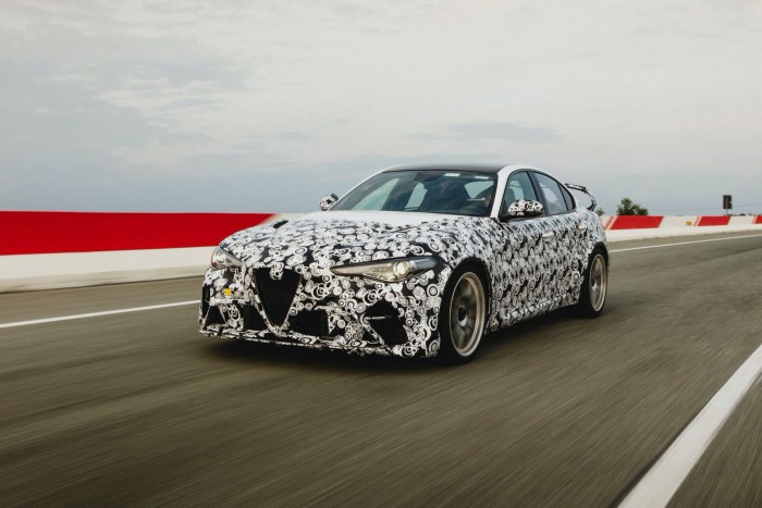 Nézd, ahogy Räikkönen finomhangolja az Alfa utcai versenyautóját