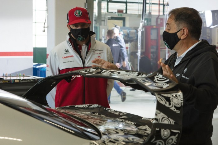 Nézd, ahogy Räikkönen finomhangolja az Alfa utcai versenyautóját 4