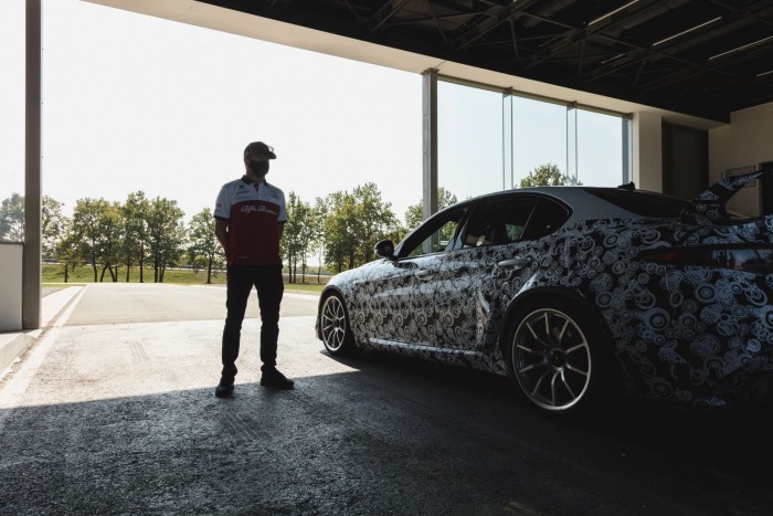 Nézd, ahogy Räikkönen finomhangolja az Alfa utcai versenyautóját 3