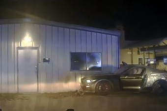 A rendőrök elől menekült, összetörte a Mustangot