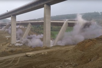 Felrobbantottak egy autópályahidat Németországban