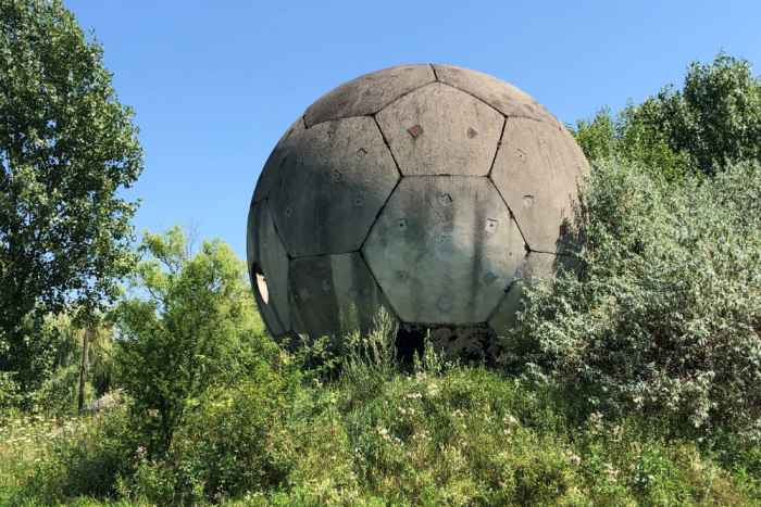 Rejtélyes beton focilabda áll a 47-es út mellett