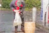 Szatyorba tankolt a benzinárakra ráparázó autós 1