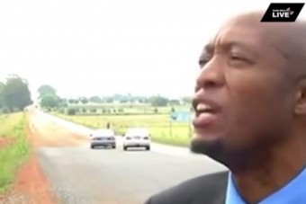 Épp arról adott interjút, mennyi ember hal meg a rossz utak miatt, erre a háttérben...