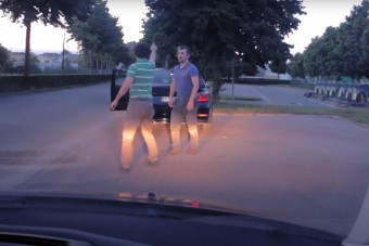 Hétköznapi közúti balhénak indult, aztán kinyílt a BMW csomagtartója