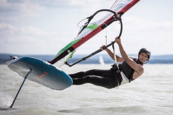 Eszelős rekordot állítottak fel egy szörffel a Balatonon