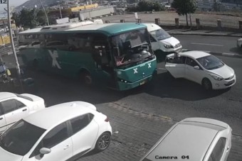 Sietett a buszhoz a néni, az autós és a buszos nagyot hibázott