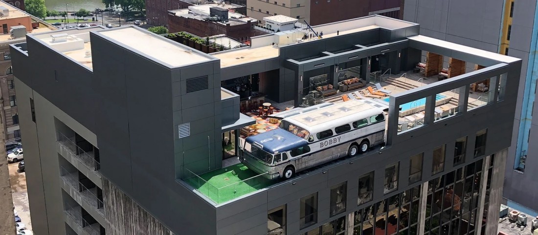 Egy busszal dobták fel a tetőteraszt a hotelben