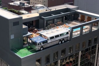 Egy busszal dobták fel a tetőteraszt a hotelben