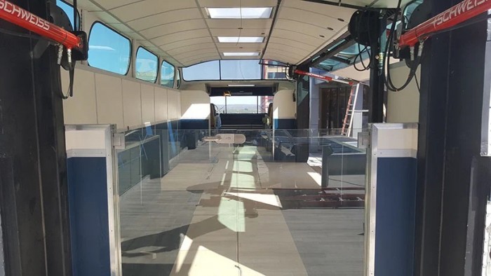 Egy busszal dobták fel a tetőteraszt a hotelben 1