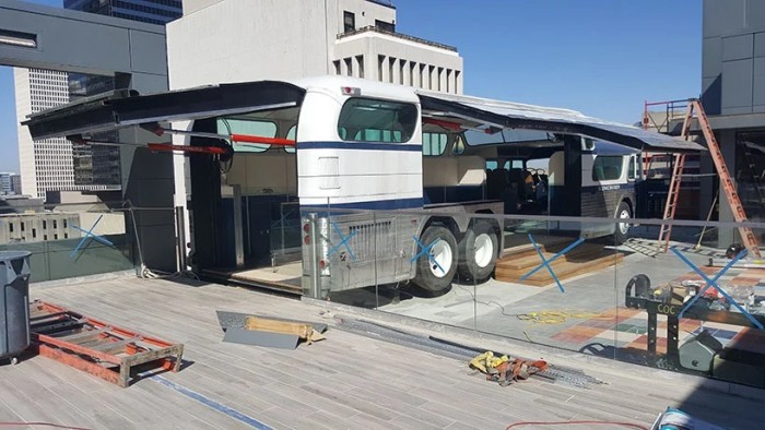 Egy busszal dobták fel a tetőteraszt a hotelben 2