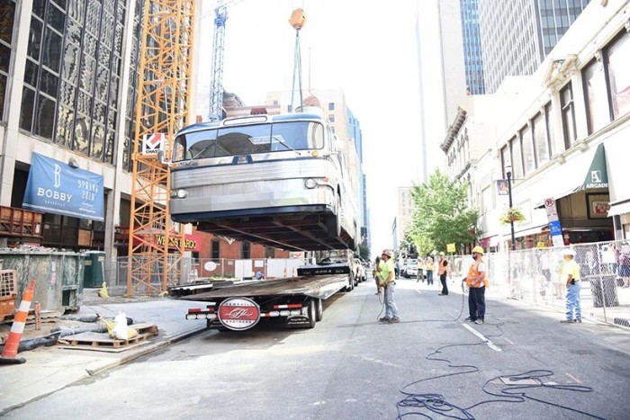 Egy busszal dobták fel a tetőteraszt a hotelben 3