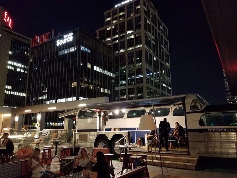 Egy busszal dobták fel a tetőteraszt a hotelben 5