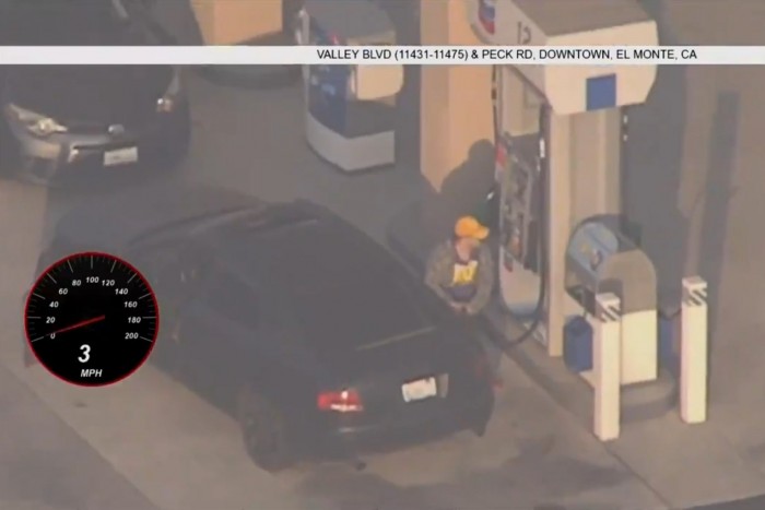 A nap videója: üldözték a rendőrök, közben megállt tankolni, sőt fizetett is!