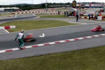 Sosem látott botrány a versenypályán - videó