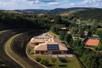 Így néz ki egy magyar luxusbirtok saját tóval és szigettel