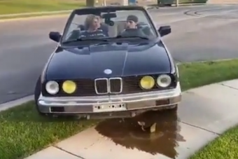 Pörögni akartak az öreg BMW-vel, de sikerült megölni a technikát