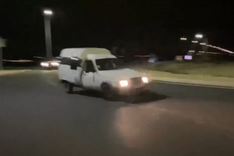 Körforgalomban tette keresztbe a puttonyos kisteherautót, szerinted mi lett a vége?