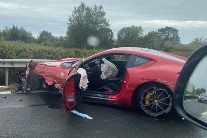 Százmilliós Ferrarit zúztak le az M3-ason