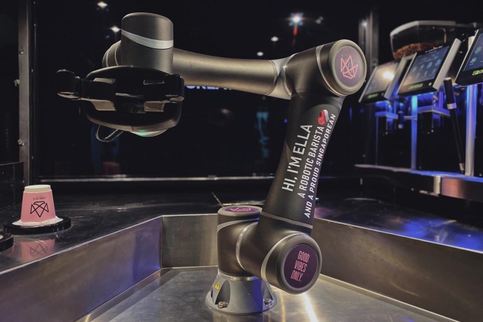 Itt a világ első önálló robotbaristája