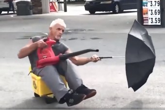 Az ember, aki egy esernyővel és egy felmosóvödörrel teszi elviselhetőbbé a hétfőt 